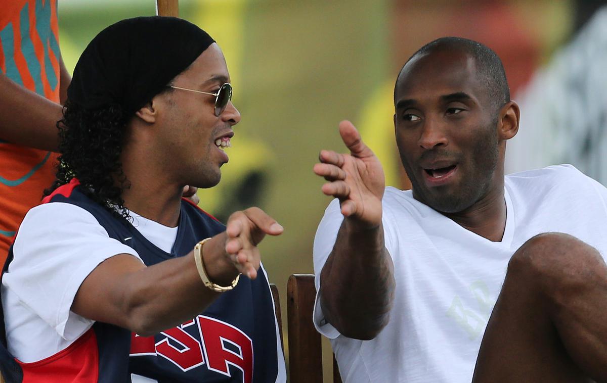 Kobe Bryant, Ronaldinho | Kobe Bryant in Ronaldinho na sponzorskem dogodku leta 2013 v Riu de Janeiru | Foto Reuters