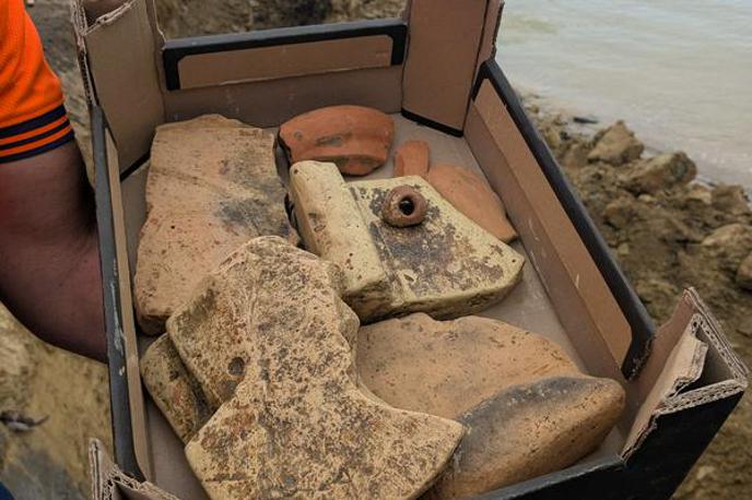 Ankaran, arheologija | "Na območju Debelega rtiča so bile najdene ostaline iz rimskega obdobja, kot so ostanki rimskih strešnikov oziroma tegul in odlomki lončenine," so navedli na Občini Ankaran. | Foto Občina Ankaran