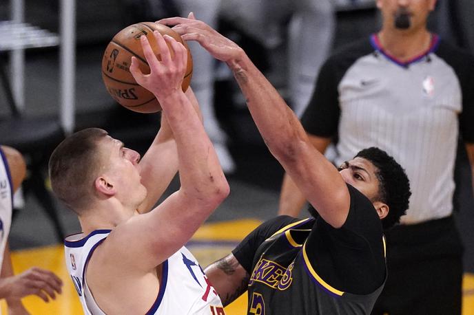 Davis Jokić | Los Angeles Lakers so ponoči s 93:89 premagali Denver. Največ točk sta prispevala Anthony Davis (25) in Nikola Jokić (32). | Foto Guliverimage