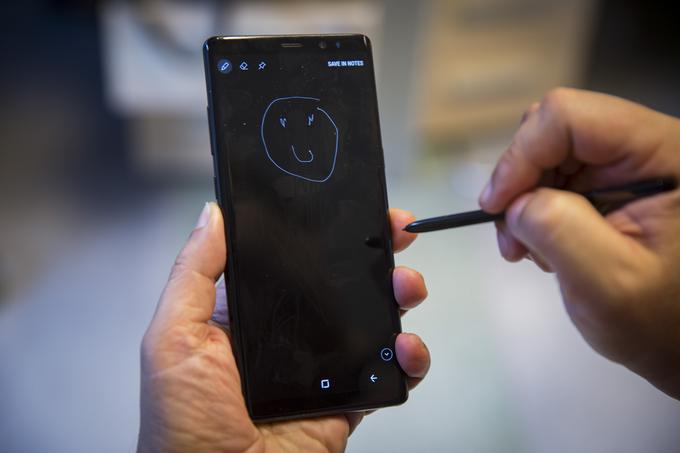 Galaxy Note 8 je zasnovo zgoraj omenjenih S8 in S8+ nadgradil še z večjim zaslonom, še z malce hitrejšimi komponentami in boljšo kamero. Kot njegovi predhodniki se lahko Note 8 po potrebi preobrazi tudi v beležko za ustvarjanje zapiskov in risanje - to po zaslugi velikega, natančnega in zelo odzivnega zaslona pravzaprav počne najbolje med vsemi letošnjimi pametnimi telefoni.  | Foto: Bojan Puhek