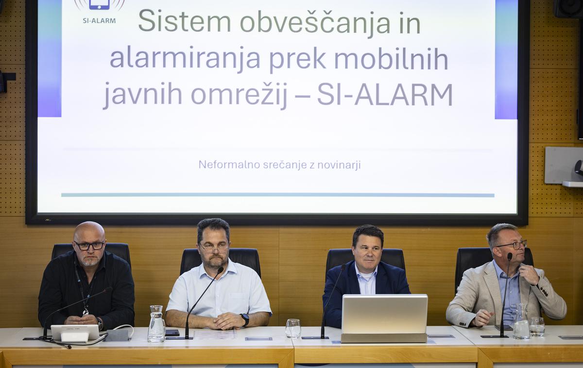 SI-ALARM srečanje z novinarji, Telekom Slovenije. | Vodja projekta SI-ALARM pri Telekomu Slovenije Marko Stošicki, državni sekretar na ministrstvu za digitalno preobrazbo Miroslav Kranjc, predsednik uprave Telekoma Slovenije Boštjan Košak ter generalni direktor uprave za zaščito in reševanje Leon Behin | Foto Bojan Puhek
