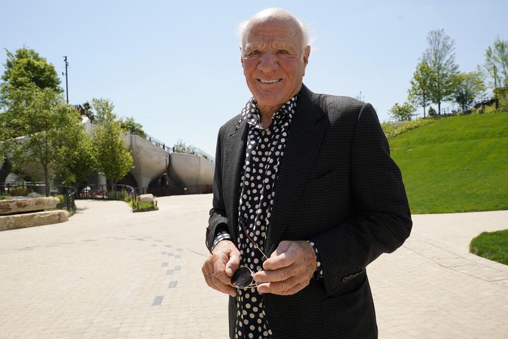 83-letni Barry Diller, ki je pred kratkim priznal, da je istospolno usmerjen, čeprav je že od leta 2001 poročen z belgijsko modno oblikovalko Diane von Fürstenberg, je Elonu Musku svetoval, naj se rezov v proračun ZDA v prihodnje loteva s prijaznostjo in premislekov, ne pa z motorno žago. | Foto: Guliverimage