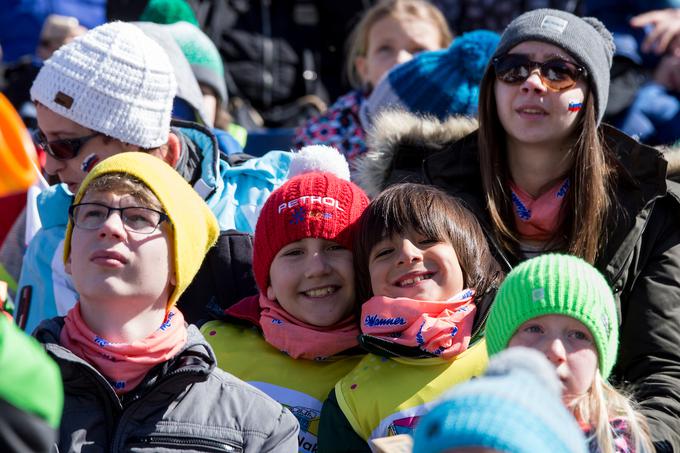 Mladi oboževalci smučarskih poletov so imeli izjemno srečo z vremenom. Na gorenjskem soncu so tako uživali, da se jim je smejalo do ušes. | Foto: Urban Urbanc/Sportida