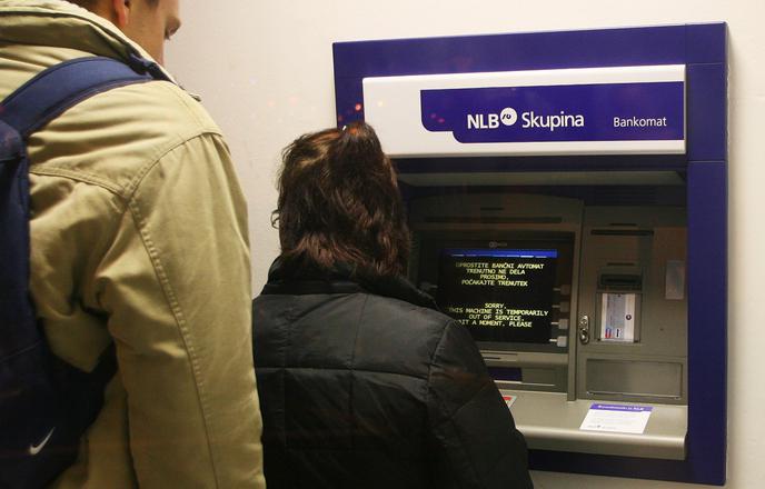 Na bankomatu vzela pozabljeno gotovino. Tako hitro so jo izsledili.
