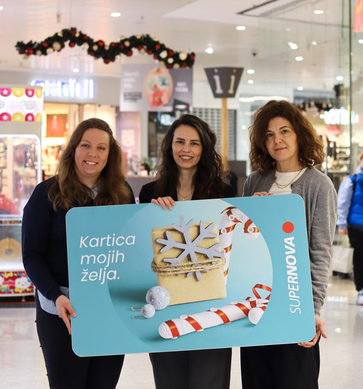 Predstavnica odnosov z javnostmi Zveze Anita Ogulin Špela Pečlin, vodja marketinga Supernova Slovenija Zorica Lazić in sekretarka Zveze Anita Ogulin Tanja Petek | Foto: Supernova