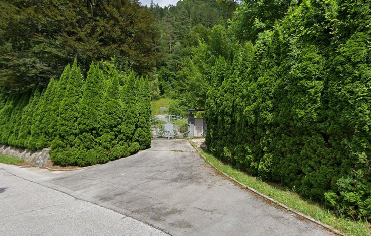 Danes je vhod na prestižno posest v lasti Bojana Križaja videti precej drugače. | Foto: Google Street View