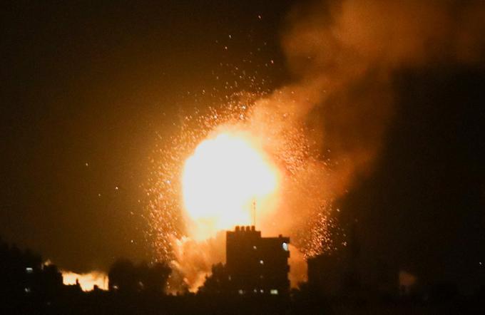 Po izbruhu spopadov je bilo v sredo s severnega območja Gaze na izraelsko ozemlje izstreljenih več raket, Izrael pa je na to odgovoril z letalskimi napadi na obrata za proizvodnjo orožja palestinskega gibanja Hamas v osrednjem delu Gaze. Temu je sledilo novo raketno obstreljevanje z območja Gaze, zato so izraelska letala izvedla nadaljnje napade. | Foto: Reuters