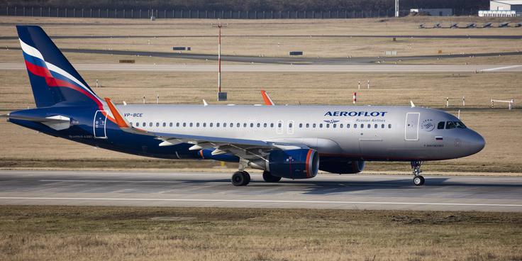 Airbus in Boeing trdita, da spoštujeta prepoved izvoza sestavnih delov v Rusijo. Pri tem Airbus opozarja, da nima nadzora nad nepooblaščenimi izdelki ali dokumenti. Na fotografiji: letalo airbus ruske letalske družbe Aeroflot. | Foto: Guliverimage