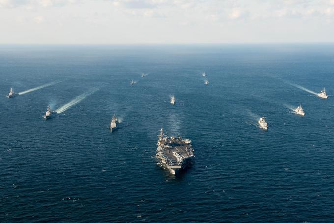 Nedavni kitajski zaseg ameriške podvodne sonde v Južnokitajskem morju lahko štejemo kot odziv najštevilčnejše države na svetu na Trumpovo politiko. Prihodnje leto se lahko tako soočimo tudi z zaostrovanjem ameriško-kitajskih odnosov. Na fotografiji: ameriška in južnokorejska mornarica. | Foto: Reuters