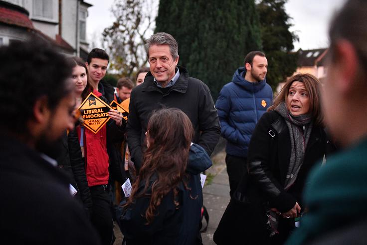 Hugh Grant med ljudmi ... | Foto: Getty Images