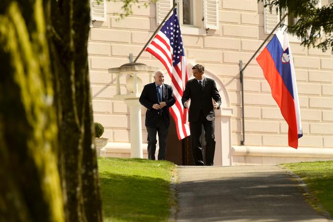 Po oceni predsednika Pahorja je današnji svet postal kompliciran in bolj nepredvidljiv, kot pred 10. ali 15. leti. "Slovenija si želi in išče prijatelje po vsem svetu, da bi vse spore rešili po mirni poti. Kot članica EU in Nata se bomo v teh zapletenih časih trudili rešiti vse spore na miren način. Če bi se kdaj zgodilo, da bi bila Slovenija napadena, se bomo lahko zanesli na Nato in ZDA, meni Pahor. | Foto: STA ,