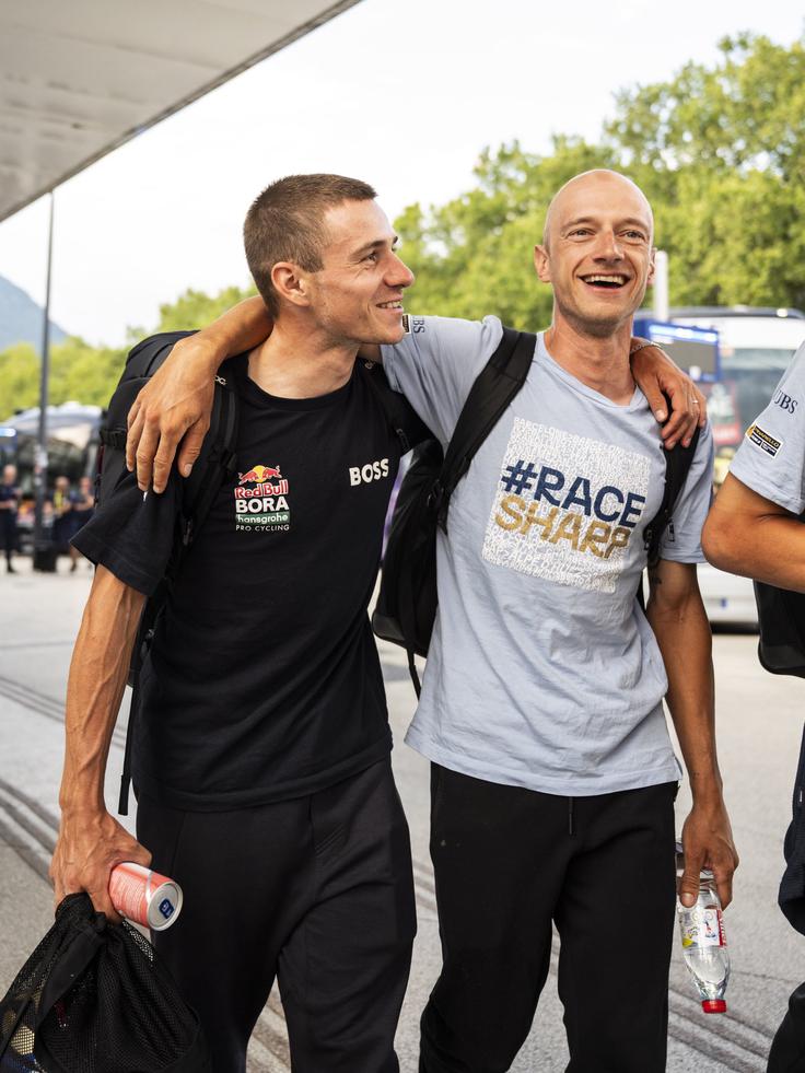 Dobro razpoložena Remco Evenepoel in Quinten Hermans. | Foto: A.S.O./Charly López