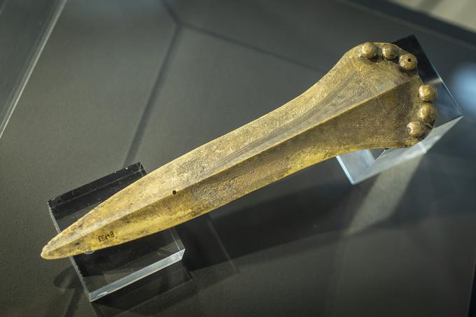 Bronasto bodalo je v Narodni muzej Slovenije po 33 letih prišlo v skoraj nespremenjenem stanju. Je pa ena od odlik tega primerka prazgodovinskega orožja tudi odlična ohranjenost bronastega dela. | Foto: Bojan Puhek