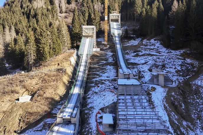 Predazzo, skakalnici | Skakalnici v Predazzu so za olimpijske igre Milano Cortina 2026 prenovili, poletna velika nagrada je nekakšna olimpijska generalka, kaže pa, da sta skakalnici nevarni. | Foto Guliverimage