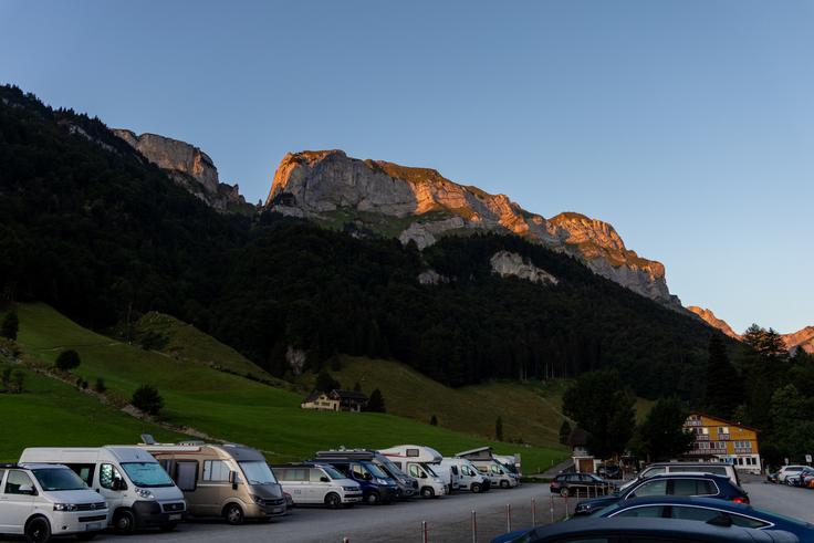 Na izhodišču je veliko parkirišče, celodnevno parkiranje stane nekaj čez 12 evrov (plača se z znano aplikacijo). | Foto: Matej Podgoršek