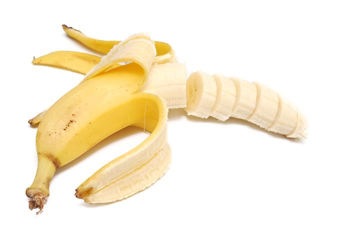 Banana v katerikoli obliki – sveža, v soku, sušena – je prava zakladnica kalija, ki uravnava učinke presežne soli v prehrani. | Foto: Thinkstock