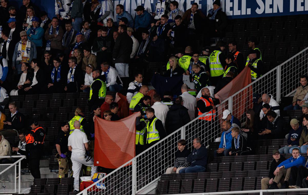 Finska : Poljska navijač | Moški se je na olimpijskem stadionu v Helsinkih zgrudil, tekmo so zaradi tega v 73. minuti prekinili. | Foto Guliverimage
