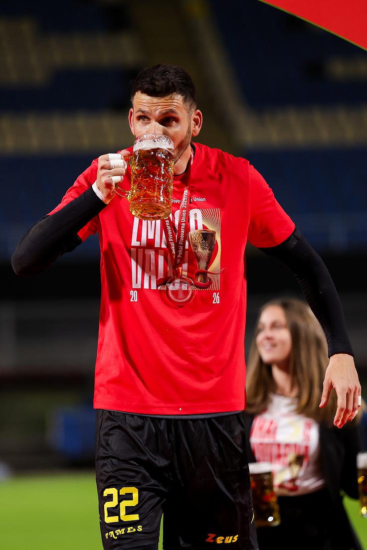 Matjaž Rozman, 39-letni čuvaj mreže, ki se bo kmalu odločil o (ne)nadaljevanju kariere, je osvojil že četrto pokalno lovoriko. | Foto: Filip Barbalić