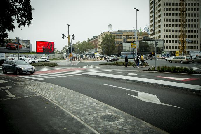 križišče, kolesarjenje | Novo urejeno križišče Dunajske s Tivolsko ima pri zavijanju v desno zdaj dva pasova. | Foto Ana Kovač