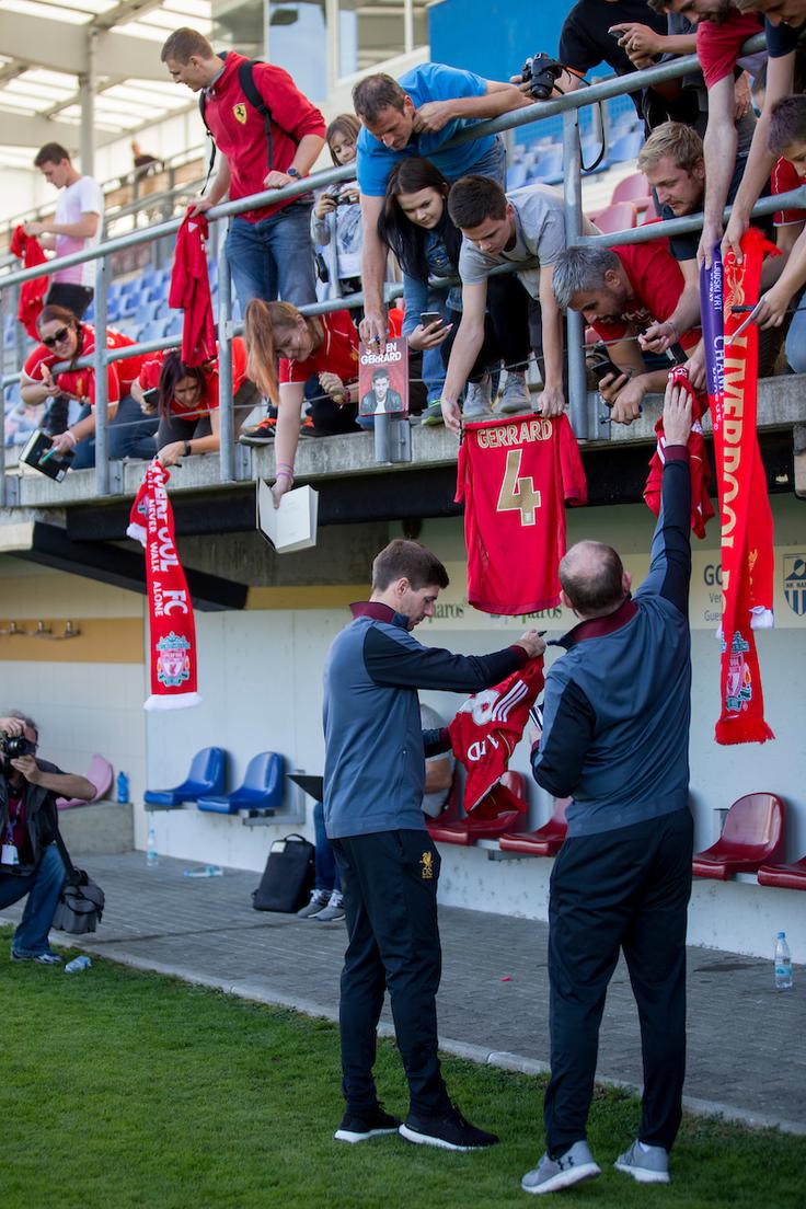 Gostovanje Liverpoola v Lendavi je po zaslugi legendarnega Stevena Gerrarda postreglo z ogromnim zanimanjem. Navijači rdečih niso zamudili priložnosti, da pozdravijo "kapetana" in pridobijo njegov podpis. | Foto: Urban Urbanc/Sportida