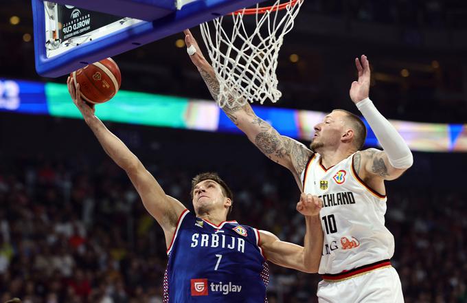 Srb Bogdan Bogdanović in Nemec Daniel Theis se odlično poznata iz lige NBA. Na koncu se je svetovnega naslova razveselil center Indiana Pacers. | Foto: Reuters
