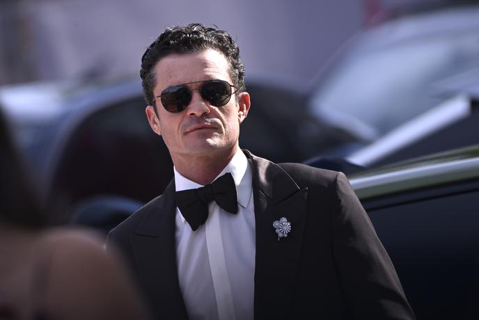 Orlando Bloom zaradi trojčka s slavnima sestrama razburil gledalce