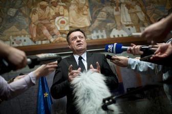 Vprašanje vladne koalicije vse bolj napeto