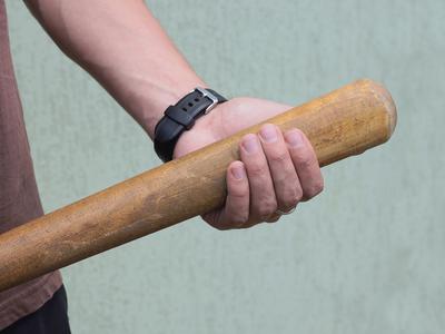 Na bencinski črpalki moška s palicami pretepla 34-letnika