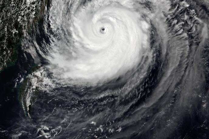 Tajfun Haishen, tajfun, orkan | Zaradi slabega vremena so odpovedali že več kot 500 poletov, v Kagoshimi je več kot 21.000 gospodinjstev ostalo brez elektrike | Foto Wikimedia Commons