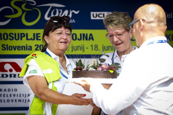 Marko Lekše, novi predsednik kolesarskega kluba Adria Mobil, je Novakovi ob slovesu predal torto, tako kot je ona kolesarje Adrie ob zmagi vedno nagradila s torto.  | Foto: Ana Kovač