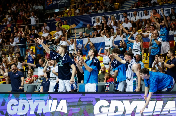 Slovenci Poljsko zapuščajo s srebrno medaljo. | Foto: FIBA
