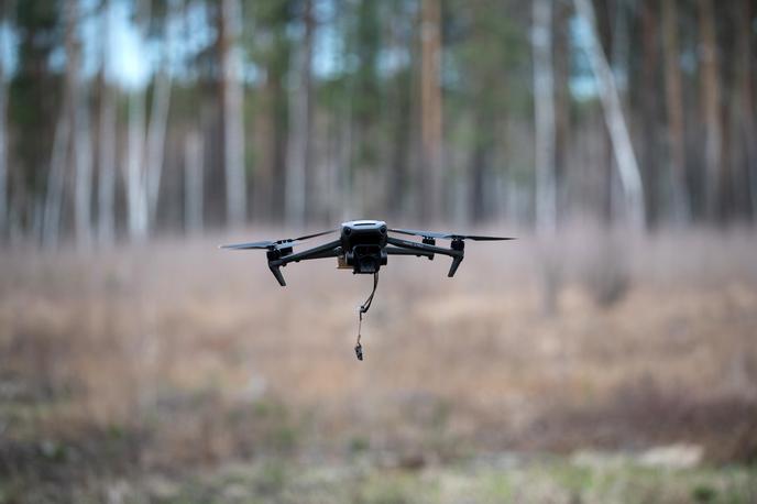 Dron, brezpilotni letalnik | Policisti so bili napoteni na območje Mocklosundsbron, potem ko je več ljudi na otokih Sturko in Tjurko prijavilo, da so videli sumljive drone. | Foto Guliverimage