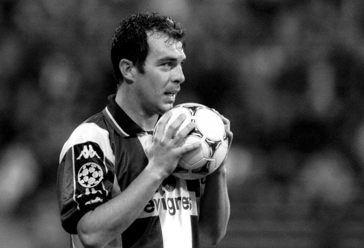 Nekdanji portugalski nogometni reprezentant Jorge Costa je 5. avgusta 2025 po srčnem zastoju umrl v 54. letu starosti. Bil je legendarni kapetan Porta, v klubu pa opravljal vlogo direktorja. S Portom je leta 2004 postal tudi evropski prvak. | Foto: Guliverimage