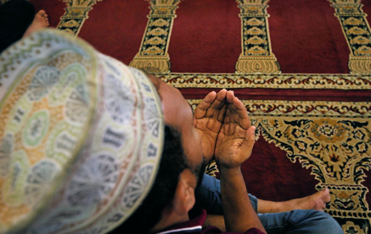 muslimani ramazan molitev | V času ramazana se muslimani postijo med sončnim vzhodom in zahodom, prav tako se trudijo biti v okvirih moralnih načel, ki jih uči islam. | Foto Reuters