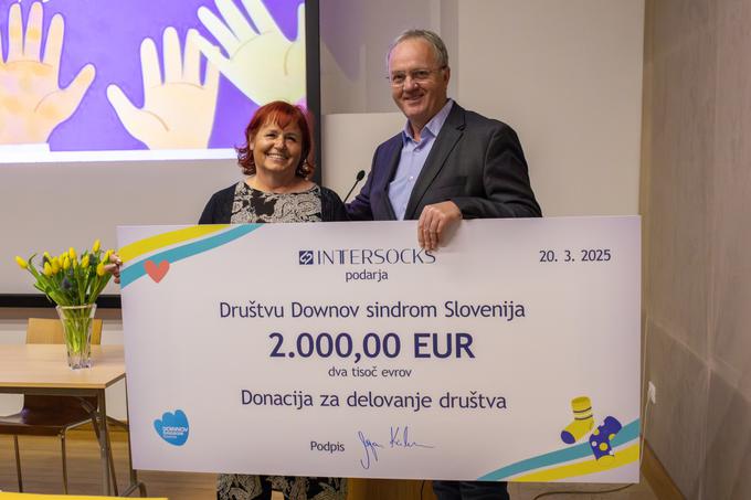 Predsednica društva dr. Valerija Bužan in direktor podjetja Intersocks, d.o.o., Marjan Kočila ob predaji donacije | Foto: NC3 D.O.O.