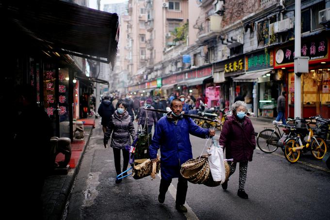 Prve uradno zabeležene primere okužb z novim koronavirusom so decembra predlani potrdili na tržnici z morsko hrano Hanuan v kitajskem Wuhanu. | Foto: Reuters