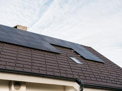 Ali se baterija za sončno elektrarno splača? Kakšni so strošek, prihranek in vračilna doba?