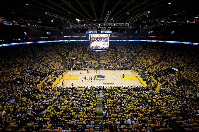 Košarkarji Golden State Warriors, ki tekme igrajo v Oracle Areni, so se prvič znašli med desetimi najbogatejšimi klubi na svetu. | Foto: Reuters
