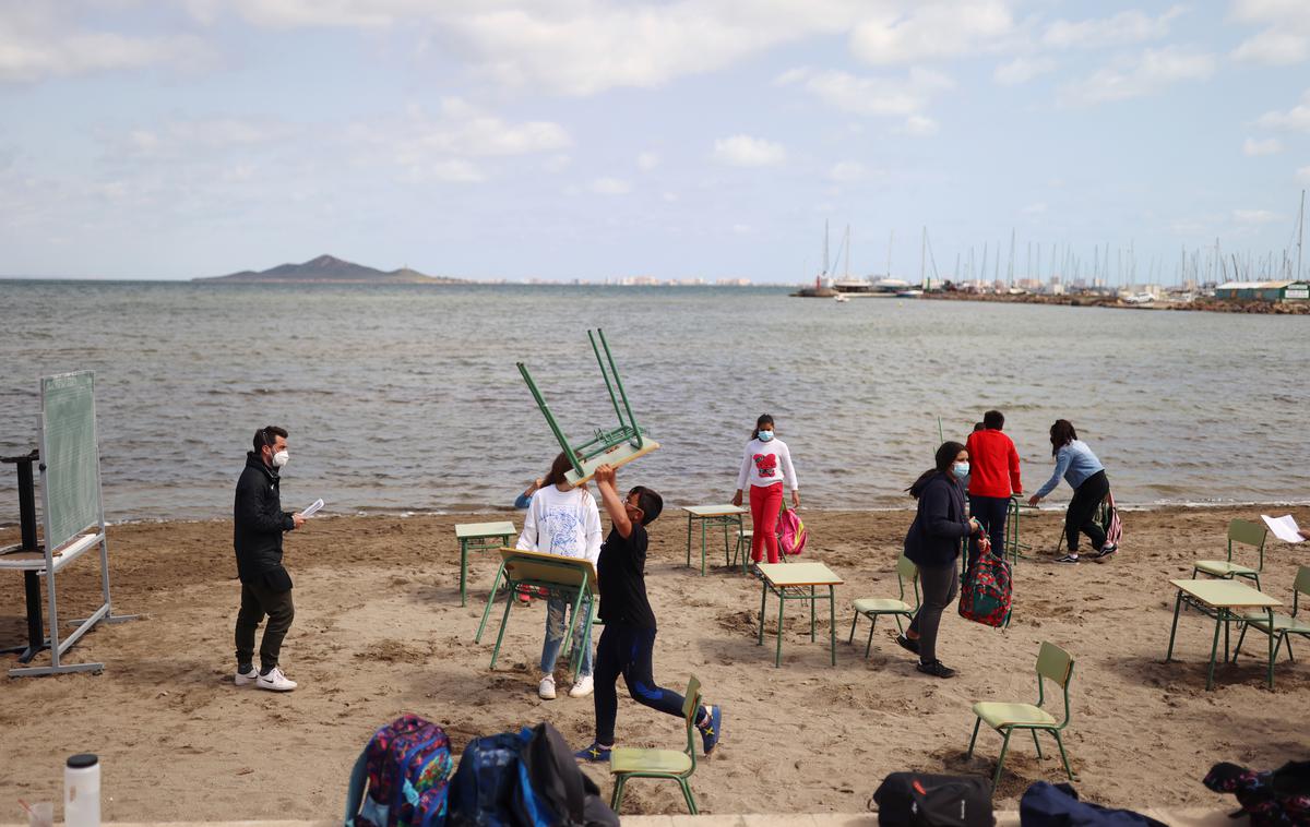 Španija | V šoli na jugovzhodu Španije so učilnice preselili kar na bližnjo plažo. | Foto Reuters