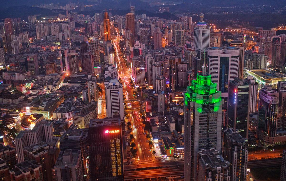 Shenzhen, Kitajska | Shenzhen, eno od štirih kitajskih velemest, kjer bo potekal pilotni projekt uvajanja nove digitalne centralnobančne valute. Shenzhen velja za kitajsko Silicijevo dolino - tam imajo namreč sedeže nekatera največja kitajska tehnološka podjetja, med drugim tudi proizvajalca pametnih telefonov in telekomunikacijske opreme Huawei in Tencent, proizvajalec dronov DJI in internetni velikan Tencent. | Foto Getty Images