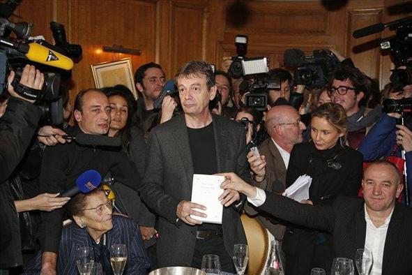 Nagrada Goncourt v roke Pierru Lemaitru za delo Au revoir la-haut