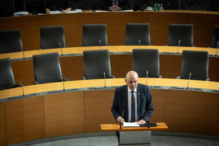 Pričakovati je primopredajo poslov med odhajajočim premierjem Golobom in njegovim naslednikom Janšo. | Foto: Ana Kovač