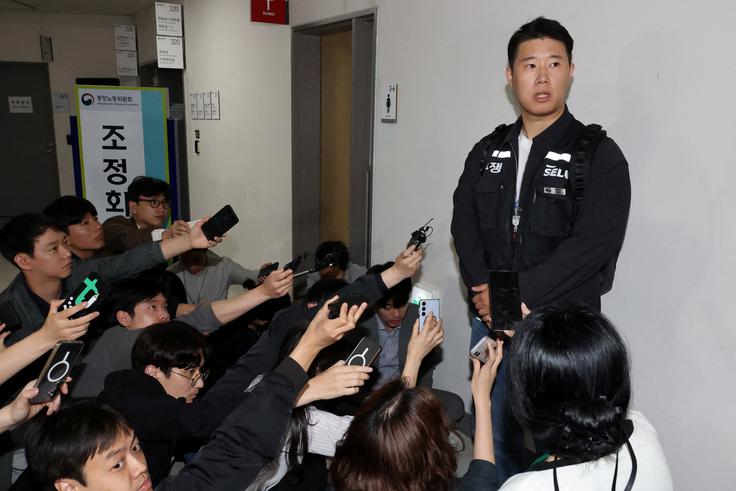 Choi Seung-ho, predstavnik sindikata zaposlenih v podjetju Samsung, je v torek dejal, da je stavka okrog 50 tisoč zaposlenih tako rekoč neizbežna, saj so v pogovorih z upravo družbe izčrpali praktično vse možnosti. Stavki se po njegovih besedah lahko izognejo le s "smiselno ponudbo", če jo bo podjetje zaposlenim seveda pripravljeno ponuditi. | Foto: Reuters