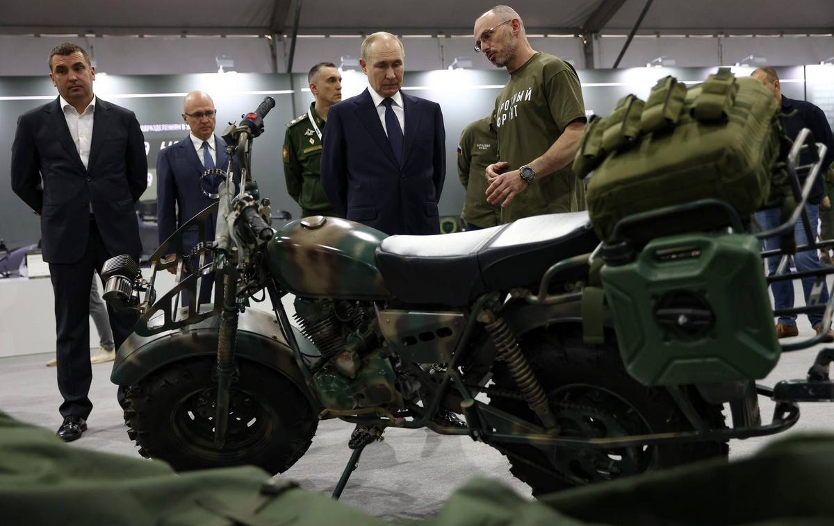 Vladimir Putin in motor | Za motorje pravijo, da so vzhajajoča zvezda vojne v Ukrajini. Najprej so jih za napade začeli uporabljati Rusi, letos spomladi pa je tudi Ukrajina ustanovila motoristično jurišno četo. Na fotografiji: ruski predsednik Vladimir Putin si na vojaškem sejmu ruskega orožja ogleduje ruski vojaški motor. | Foto Guliverimage