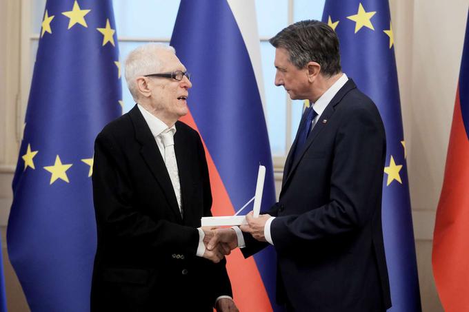 Lovro Šturm je februarja lani na slovesnosti v predsedniški palači iz rok Boruta Pahorja prejel srebrni red za zasluge. | Foto: STA ,
