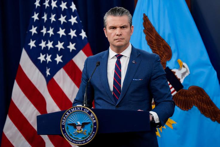 Obrambni minister ZDA je ponovil, da je ameriška vojska pripravljena na ponoven napad, če ne bo dogovora. "Imamo ves čas na svetu, kot je dejal predsednik Trump," je Hegseth ponovil besede ameriškega predsednika. Dodal je, da je "žogica na iranski strani". | Foto: Reuters