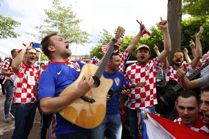 Dve skrajnosti hrvaških navijačev: med veseljaki in divjaki. | Foto: 