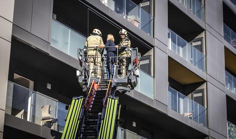 Drama v domu: vžgalo se je vozilo, trčila avtomobila, starostnik prevrnil svečo #video