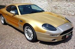 V zlato oblečen Aston Martin DB7