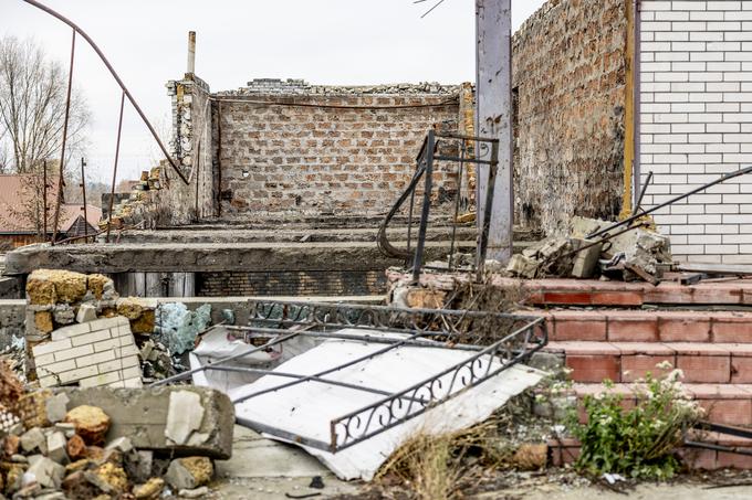 Napadene in poškodovane so bile tako samostojne hiše kot velike stanovanjske zgradbe.  | Foto: Ana Kovač